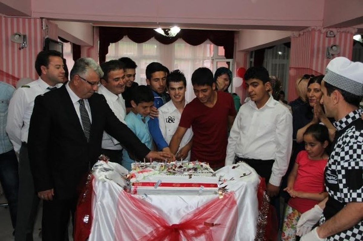 Çankırı\'da Yurt Çocuklarına Doğum Günü Sürprizi