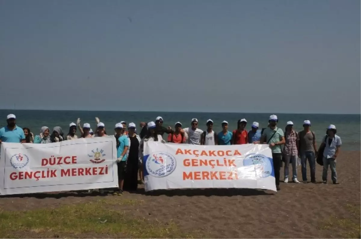 Akçakoca\'da Kumsallar Gençler Tarafından Temizlendi