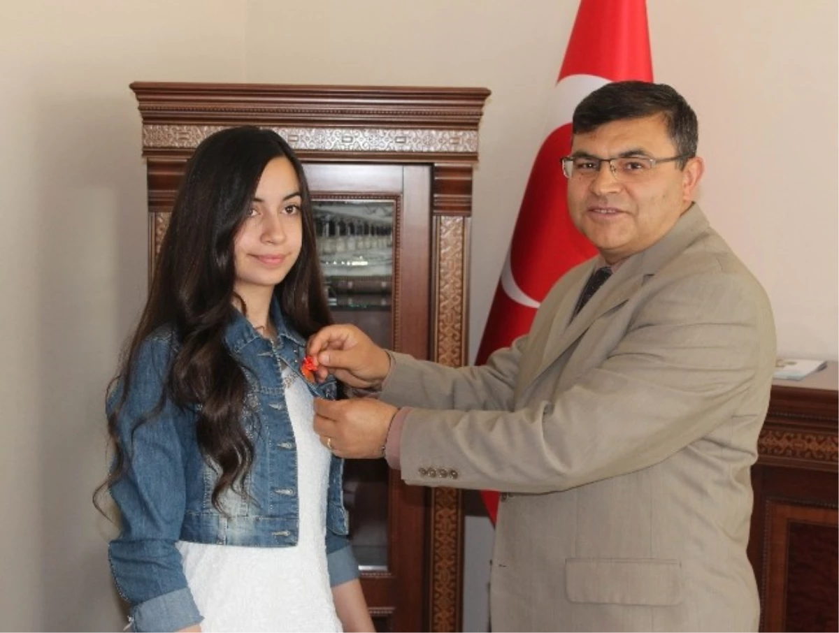Beyşehir\'de Başarılı Öğrenciler Altınla Ödüllendirildi