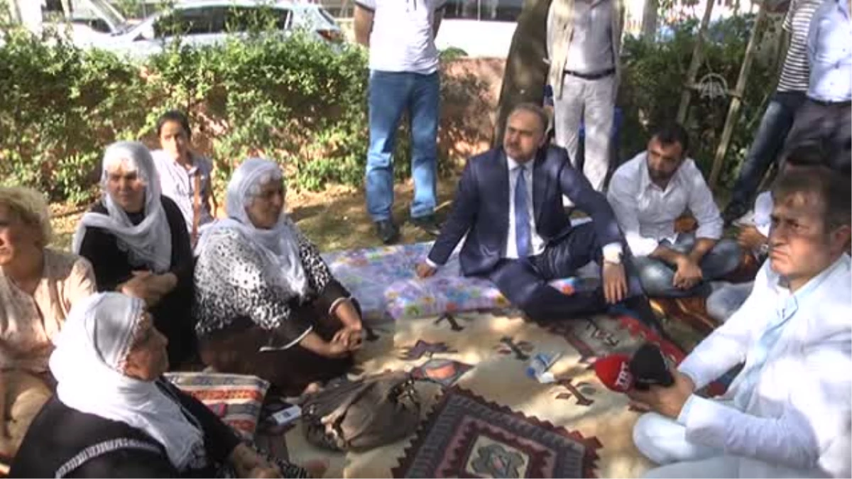 CHP heyeti, oturma eylemi yapan aileleri ziyaret etti -