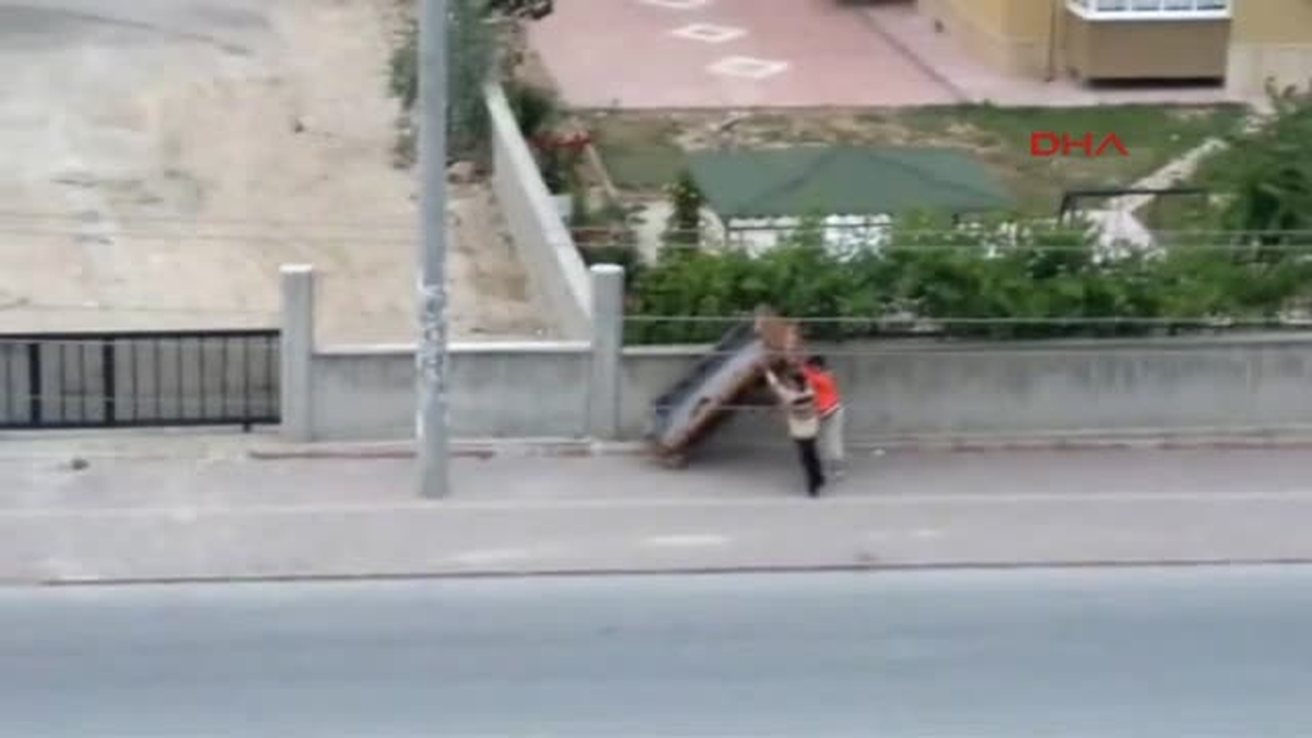 Çocukların Koltuk Taşıma Azmi Kameralara Yansıdı