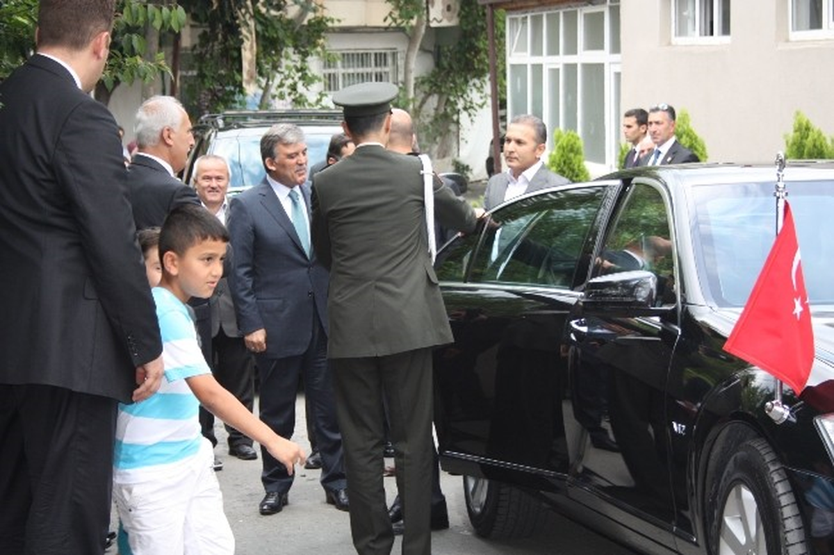 Cumhurbaşkanı Gül, Davutoğlu ile Birlikte Kalenderüstü Camii\'ne Geldi