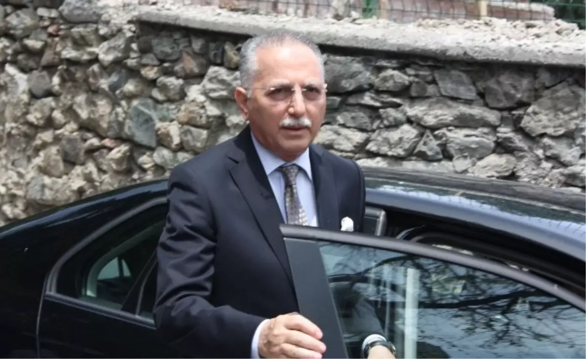 Cumhurbaşkanı Gül\'ün Beklendiği Camiye İhsanoğlu Geldi