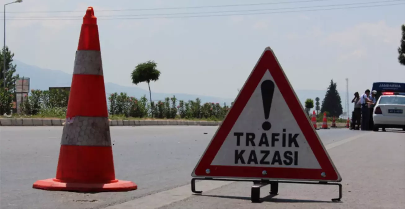 Ezine\'de Trafik Kazası: 2 Yaralı