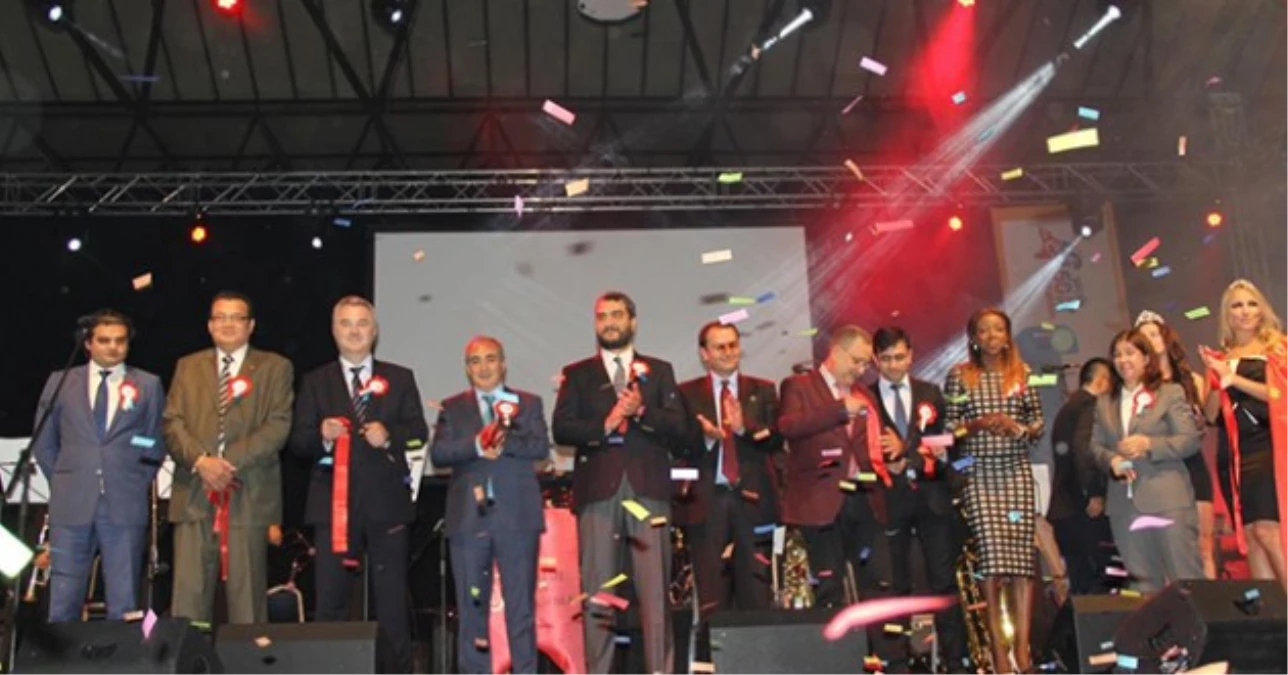 Hollanda\'da Türklerin Düzenlediğ "Multifestijn" Fuarı Başladı