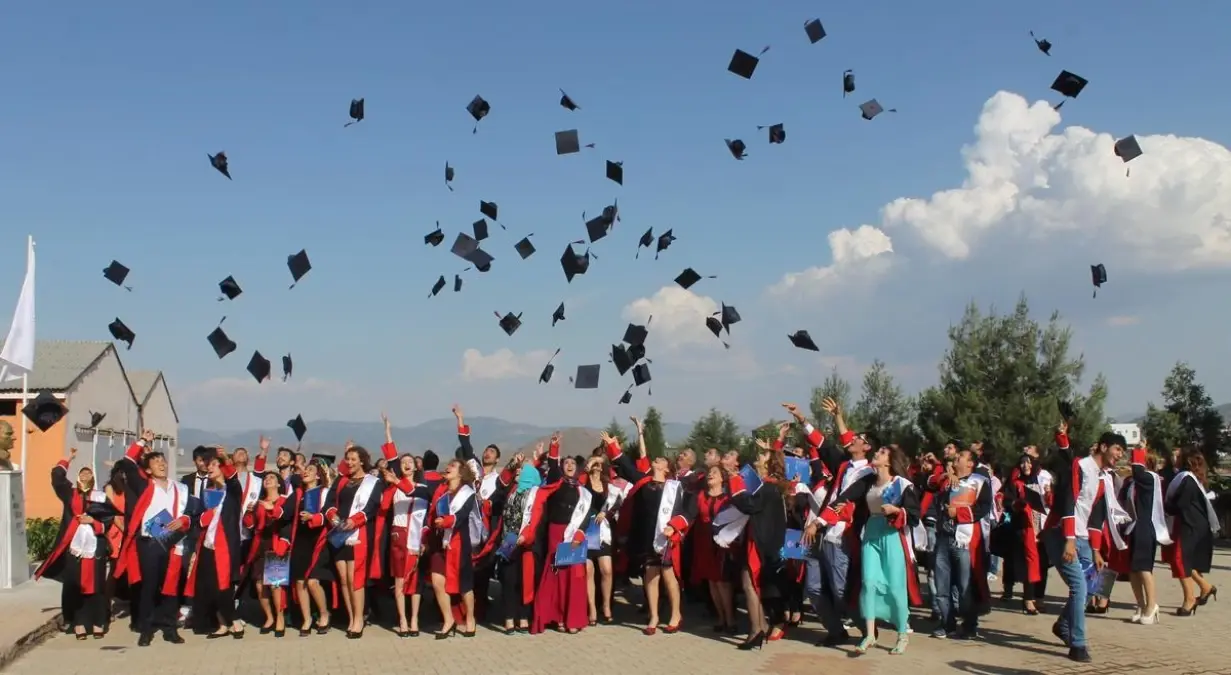 İslahiye Meslek Yüksekokulunda Mezuniyet Heyecanı