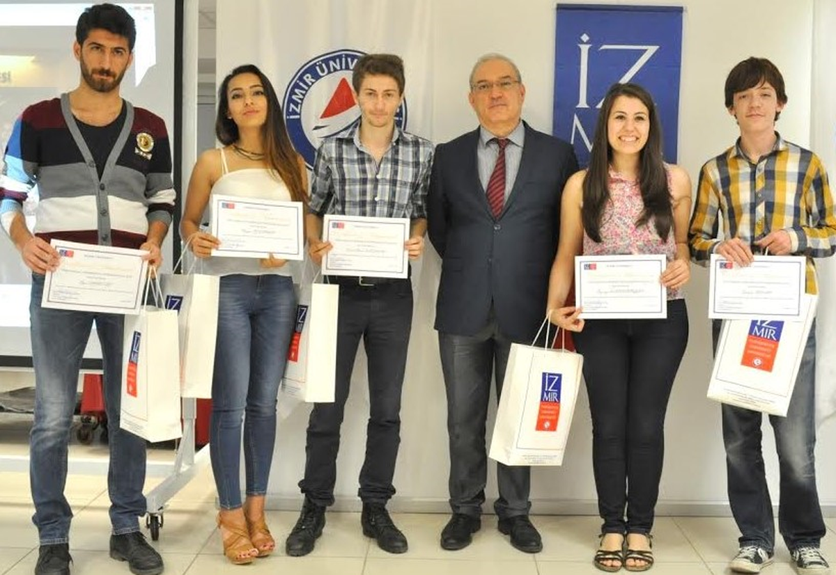 İzmir Üniversitesi\'nden Bir Şampiyonluk Daha