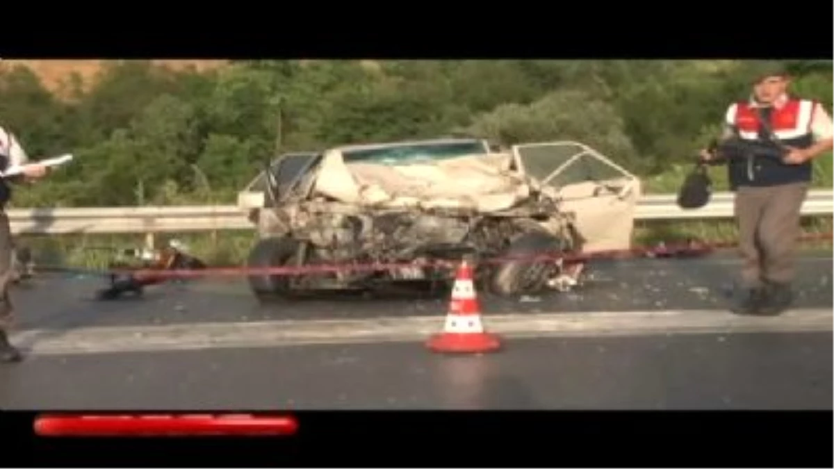 İzmit\'te Otomobil Minibüsle Çarpıştı: 3 Ölü, 5 Yaralı