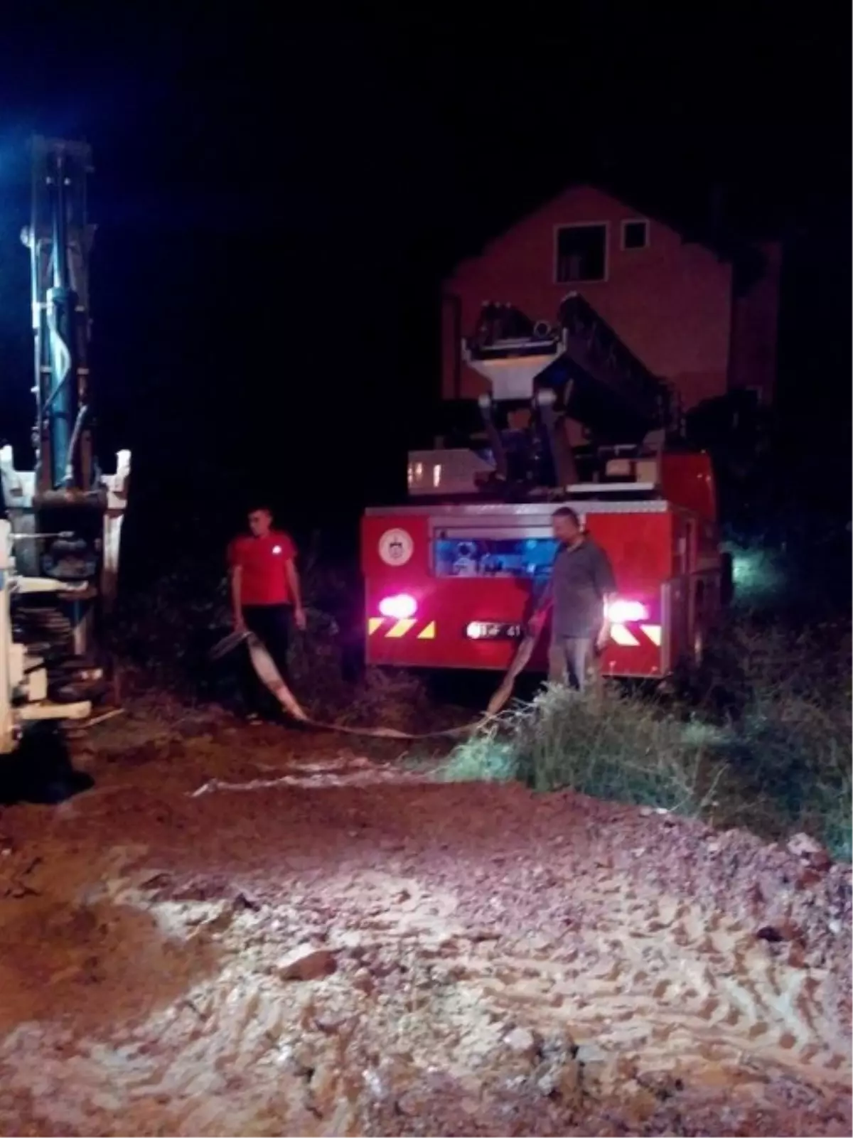 Kandıra\'da Yazlığa Düşen Yıldırım Korkuya Neden Oldu