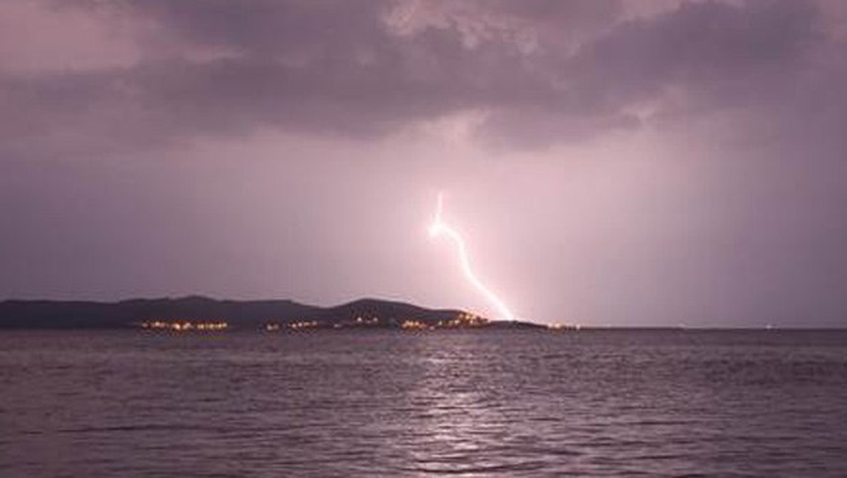 Marmara Adası\'na Yıldırım Düştü