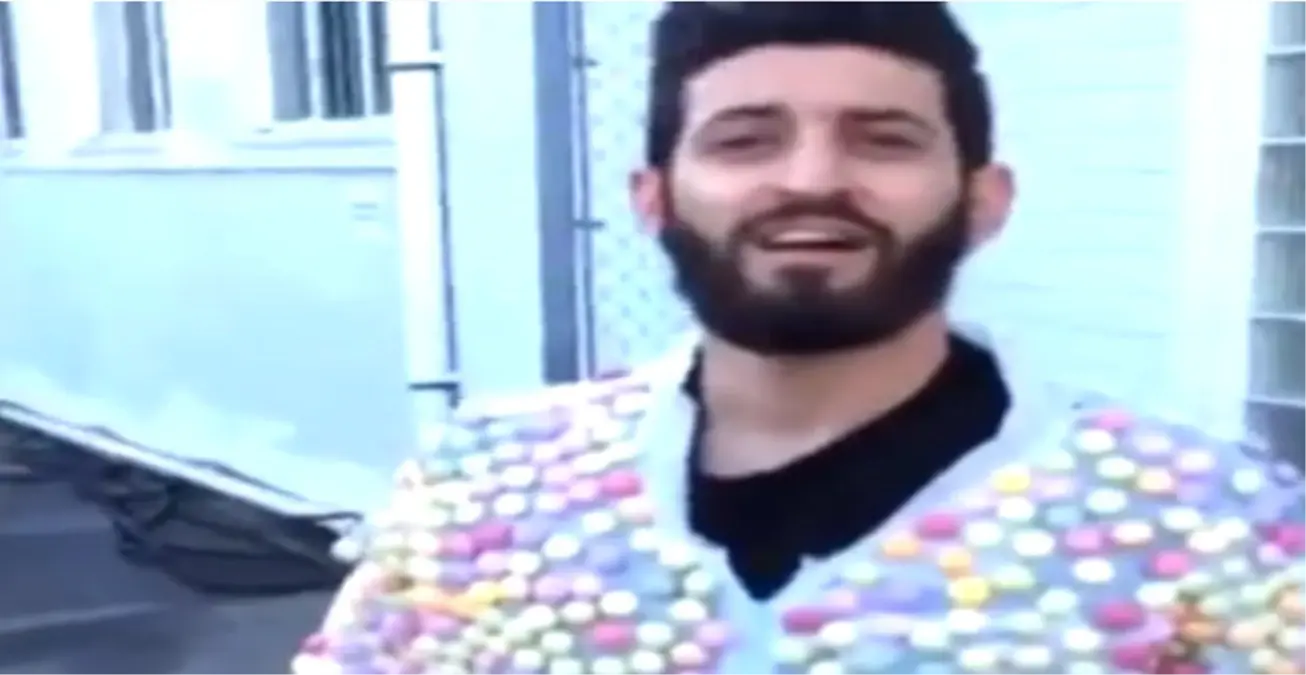 Mentos Şekerlerinden Yapılmış Giysiyle Kola Havuzuna Girdi