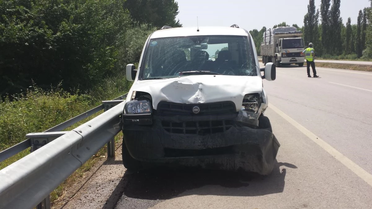 Niksar\'da Trafik Kazası: 3 Yaralı