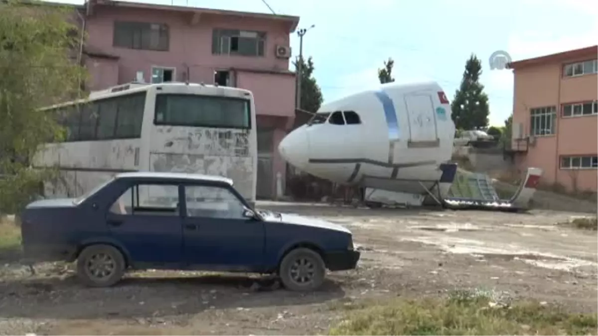 Oto sanayi sitesinde uçak montajı -