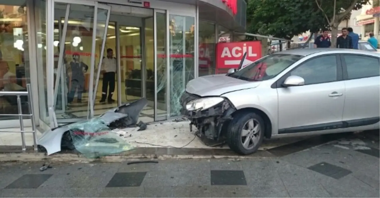 Hızını Alamayınca Hastaneye Daldı