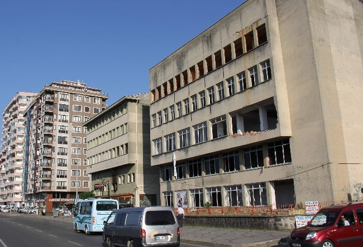 Rizelinin İnadı Tuttu, 3.5 Yıldır Bina Yıkılamıyor