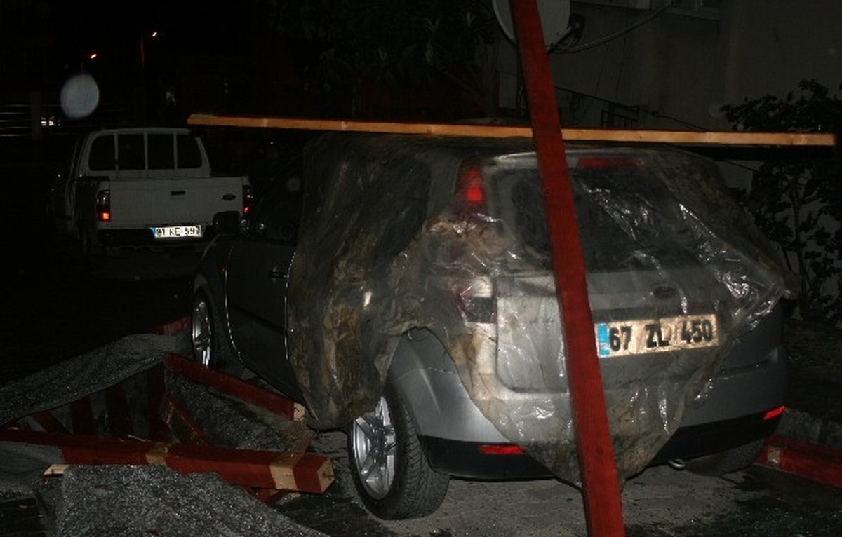 Rüzgârın Uçurduğu Çatı Otomobilin Üzerine Düştü