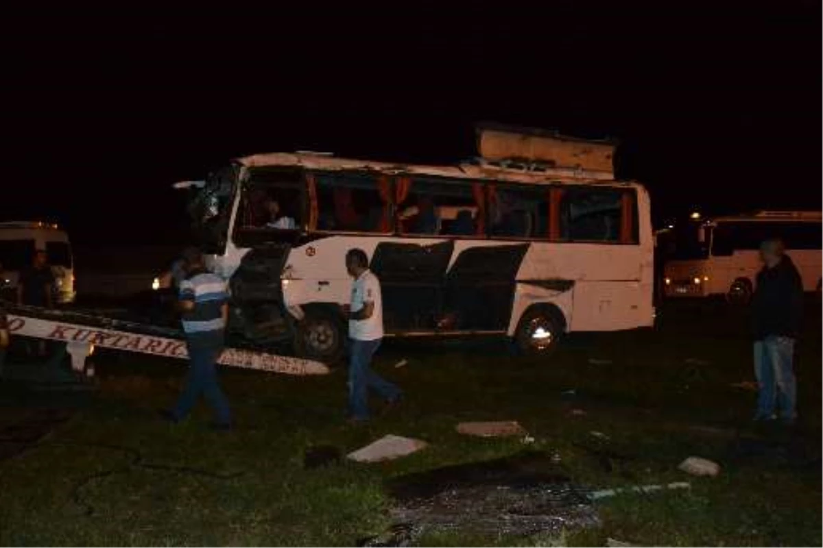 Sakarya\'da İşçi Servisi Otomobille Çarpıştı: 24 Yaralı