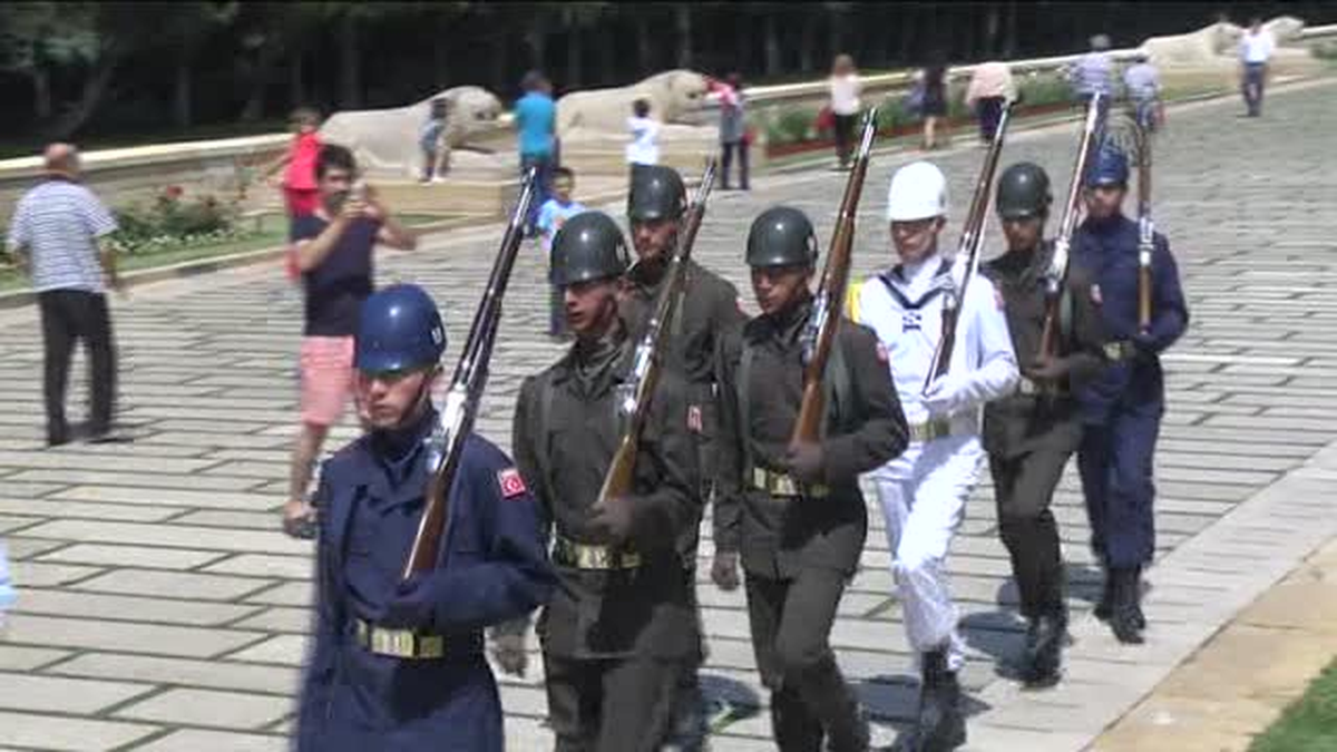 Tahliye edilen emekli ve muvazzaf askerler, Anıtkabir\'de
