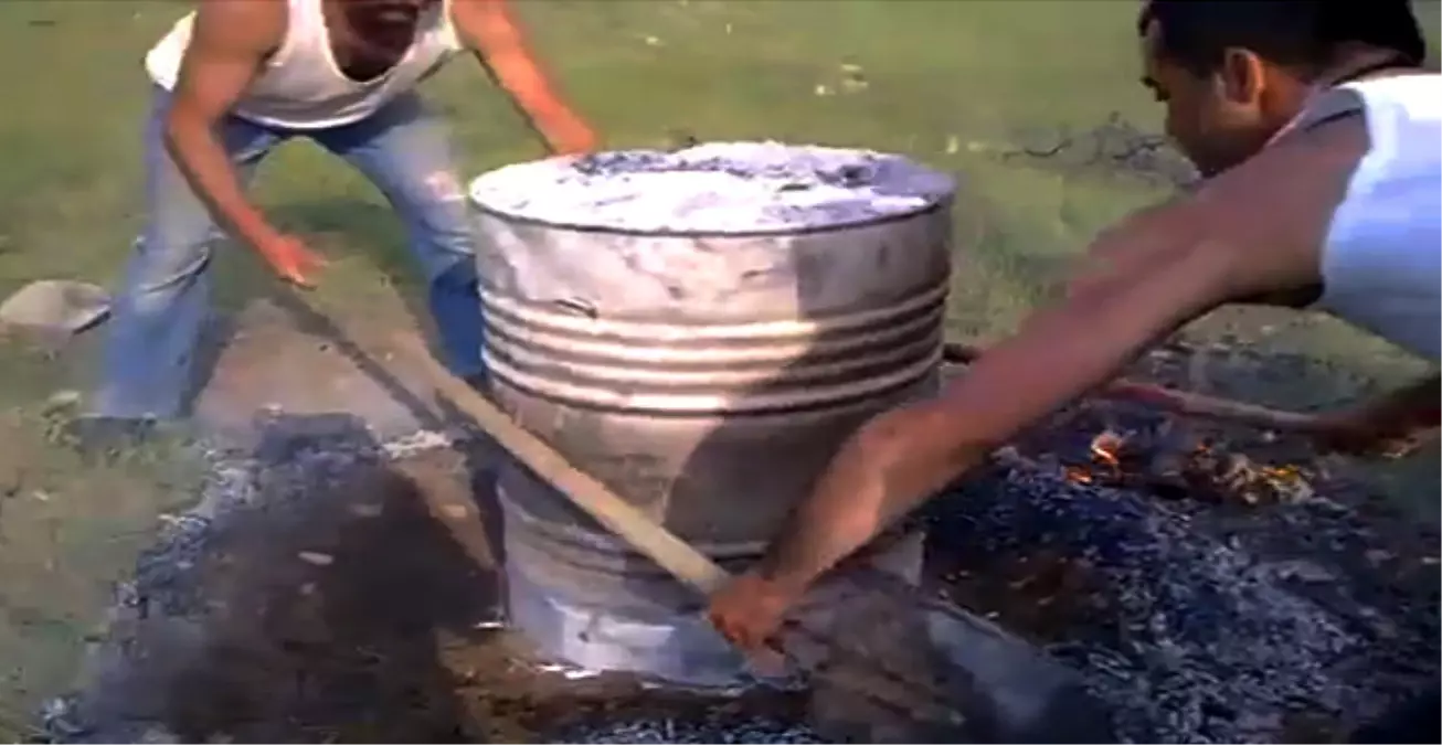 Varilde Kuzu Dolması Yiyen Adamlar