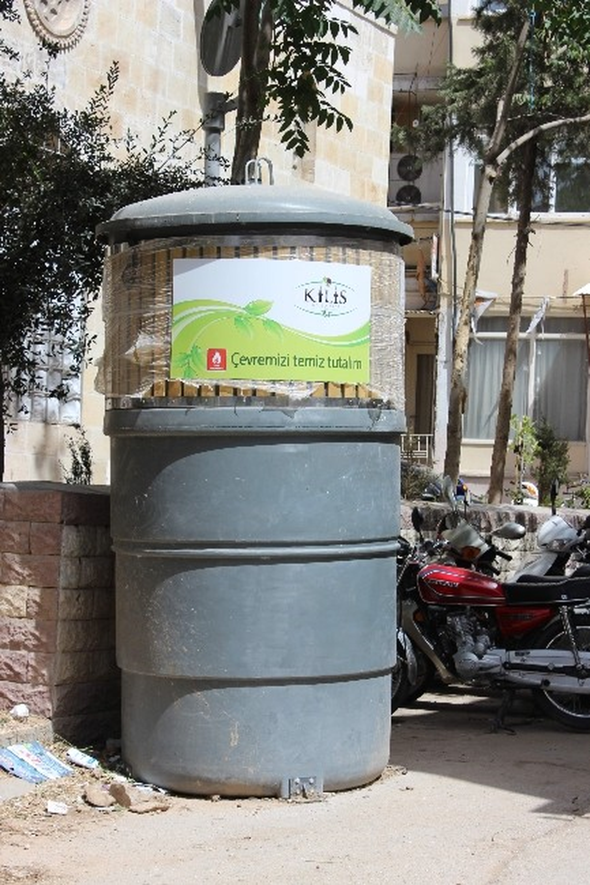Yer Altı Çöp Konteynerlerinin Yerlerine Konması İsteniyor