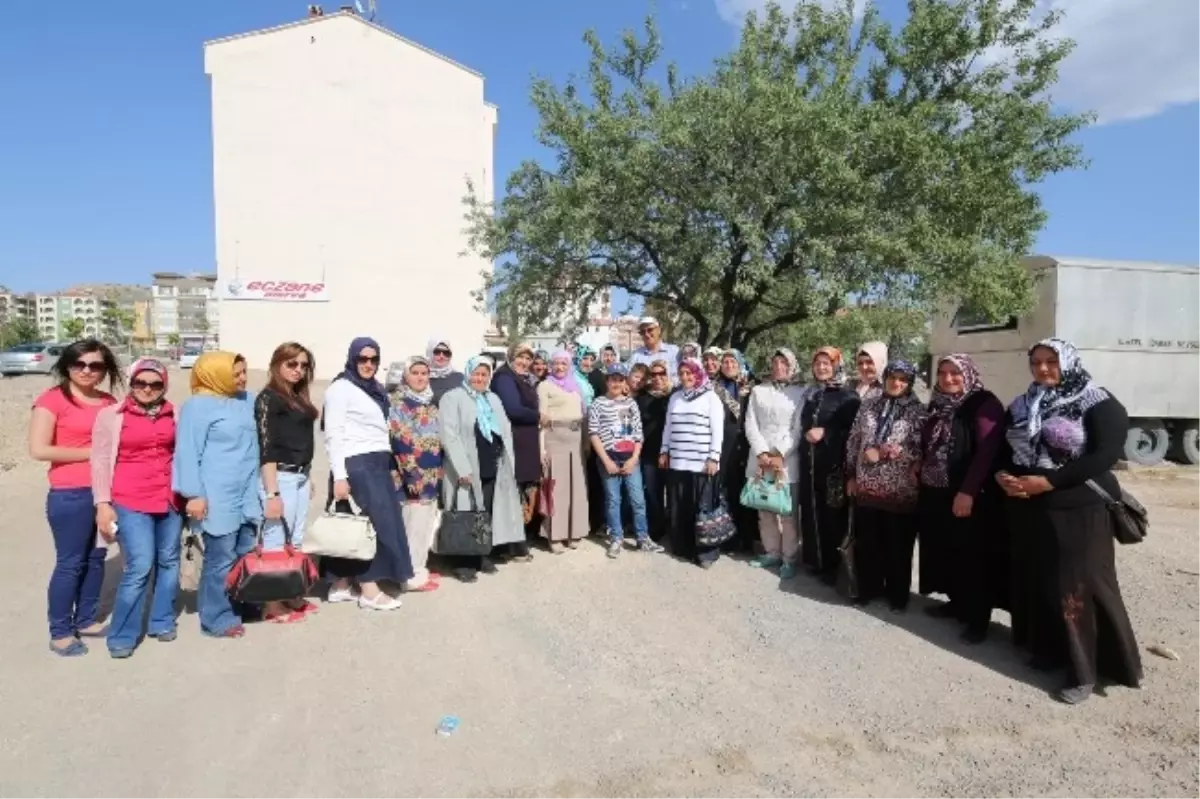 AK Parti Niğde Kadın Kolları Yöneticileri, Ünver\'i Ziyaret Etti