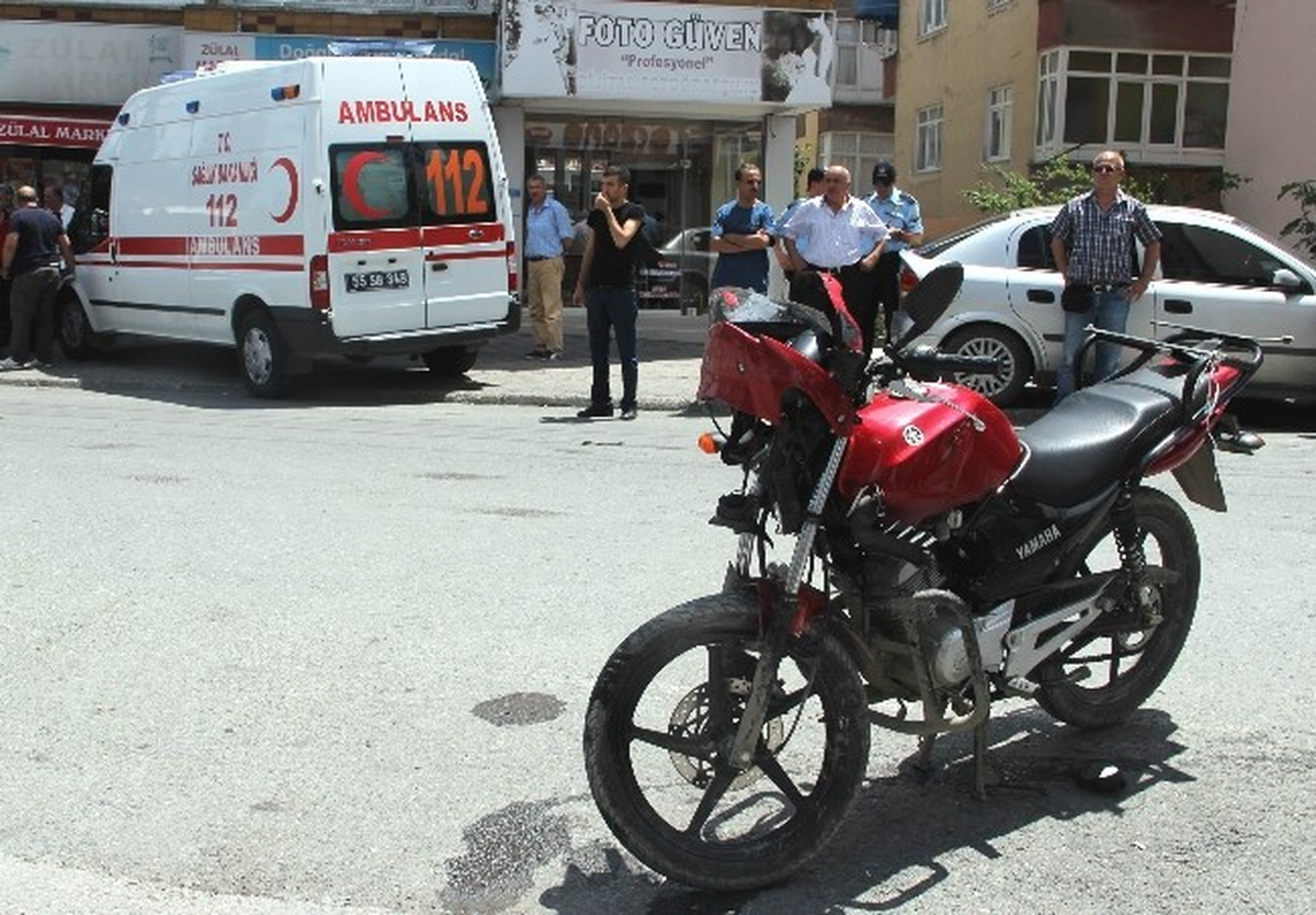 Samsun\'da Ambulans ile Motosiklet Çarpıştı: 1 Yaralı