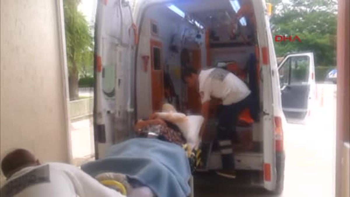 Andırın\'da Hafif Ticari Araç Devrildi: 2 Yaralı