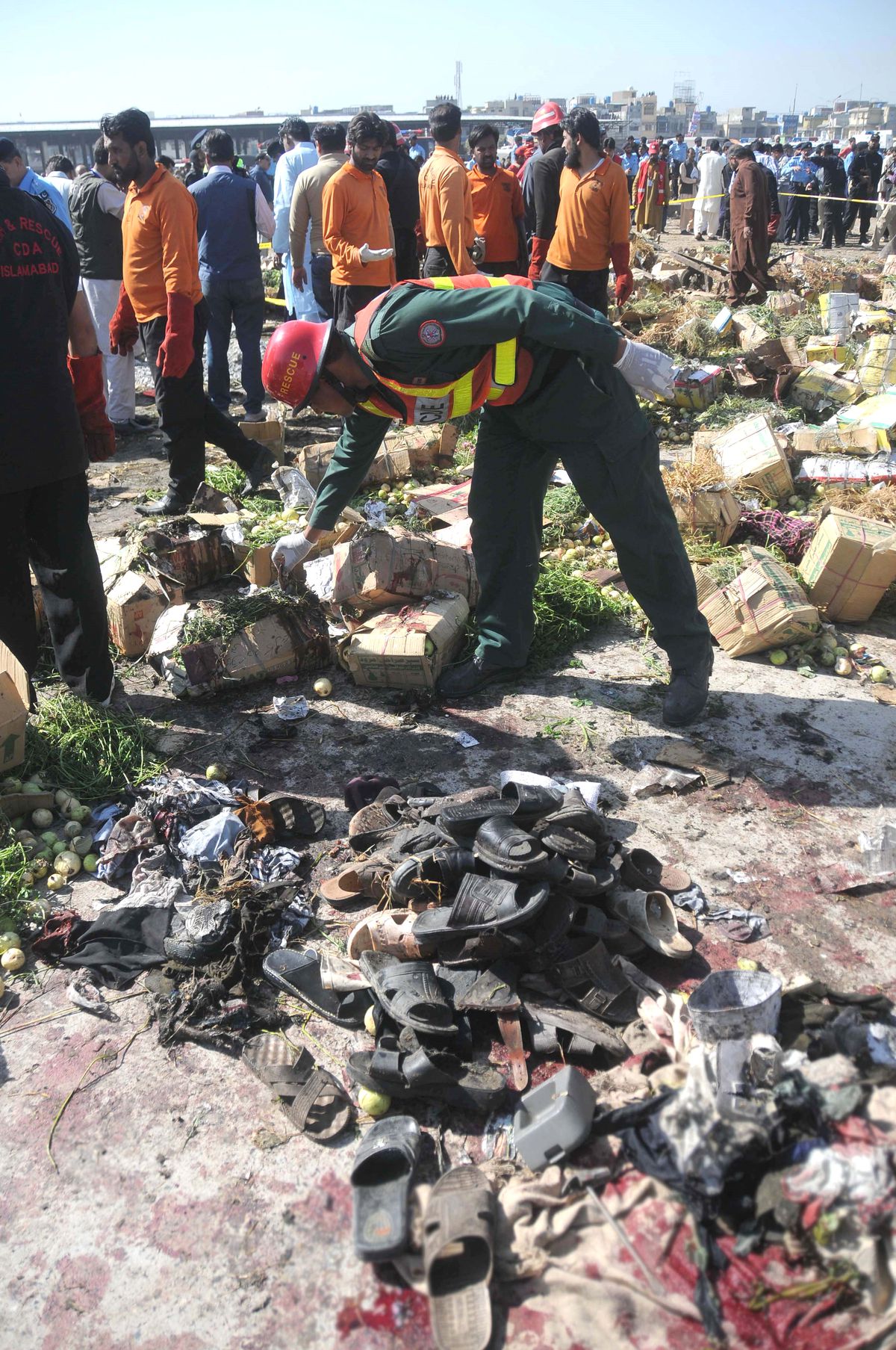 Pakistan\'da Bombalı Saldırı: 35 Yaralı
