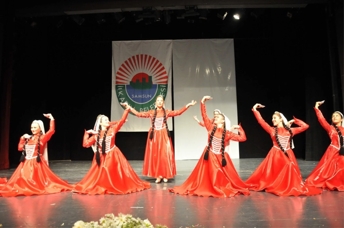 Samsun\'da Halk Oyunları Gösterisi