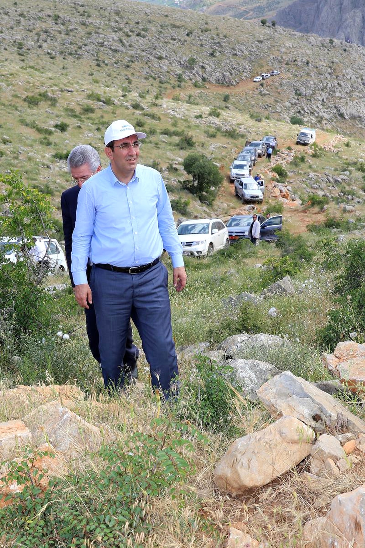 Bakan Yılmaz\'ın Konvoyundaki Araçlar Yolda Kaldı