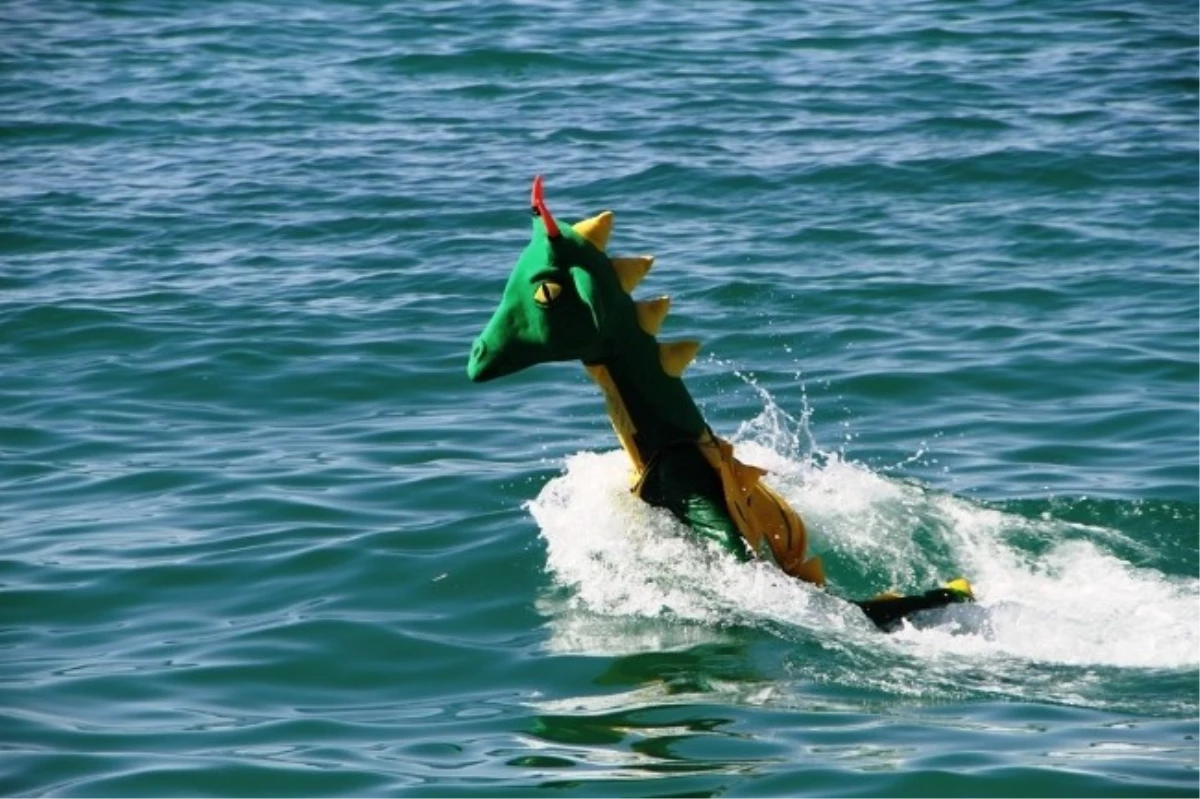Balkan Flyboard Şampiyonu\'ndan Van Gölü Canavarı Kostümlü Gösteri