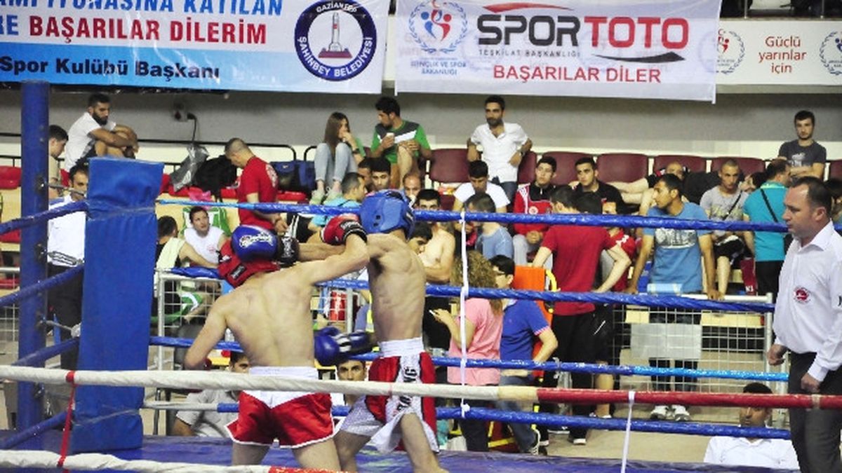 Bay-Bayan Gençler ve Büyükler Kick Boks Şampiyonası