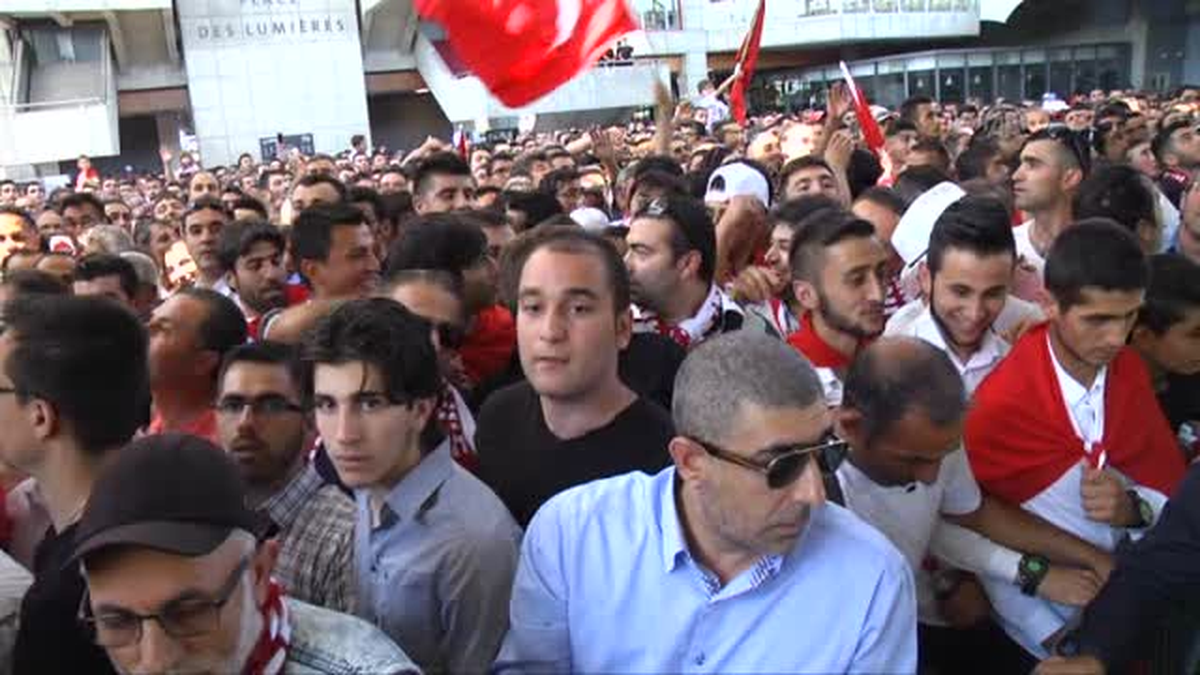 Coşkulu kalabalık Başbakan Erdoğan\'ı bekliyor -