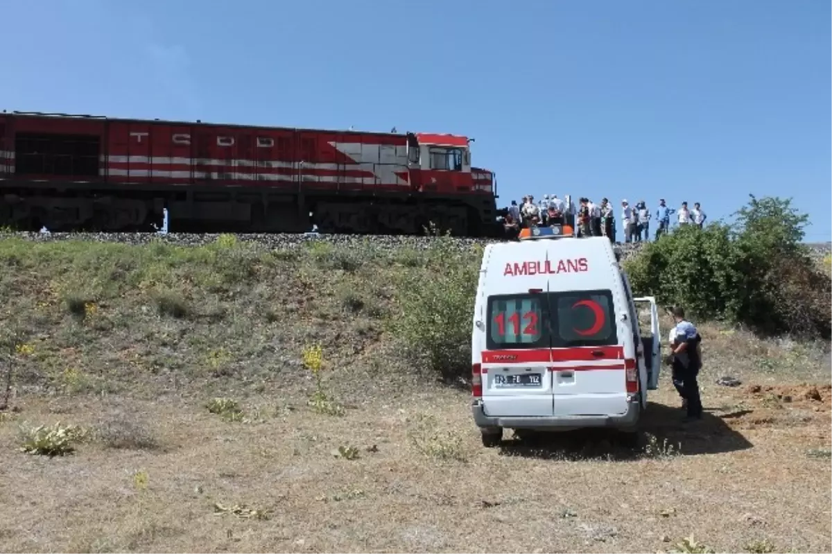 Elazığ\'da Tren Hafif Ticari Araca Çarptı: 1 Ölü, 1 Yaralı