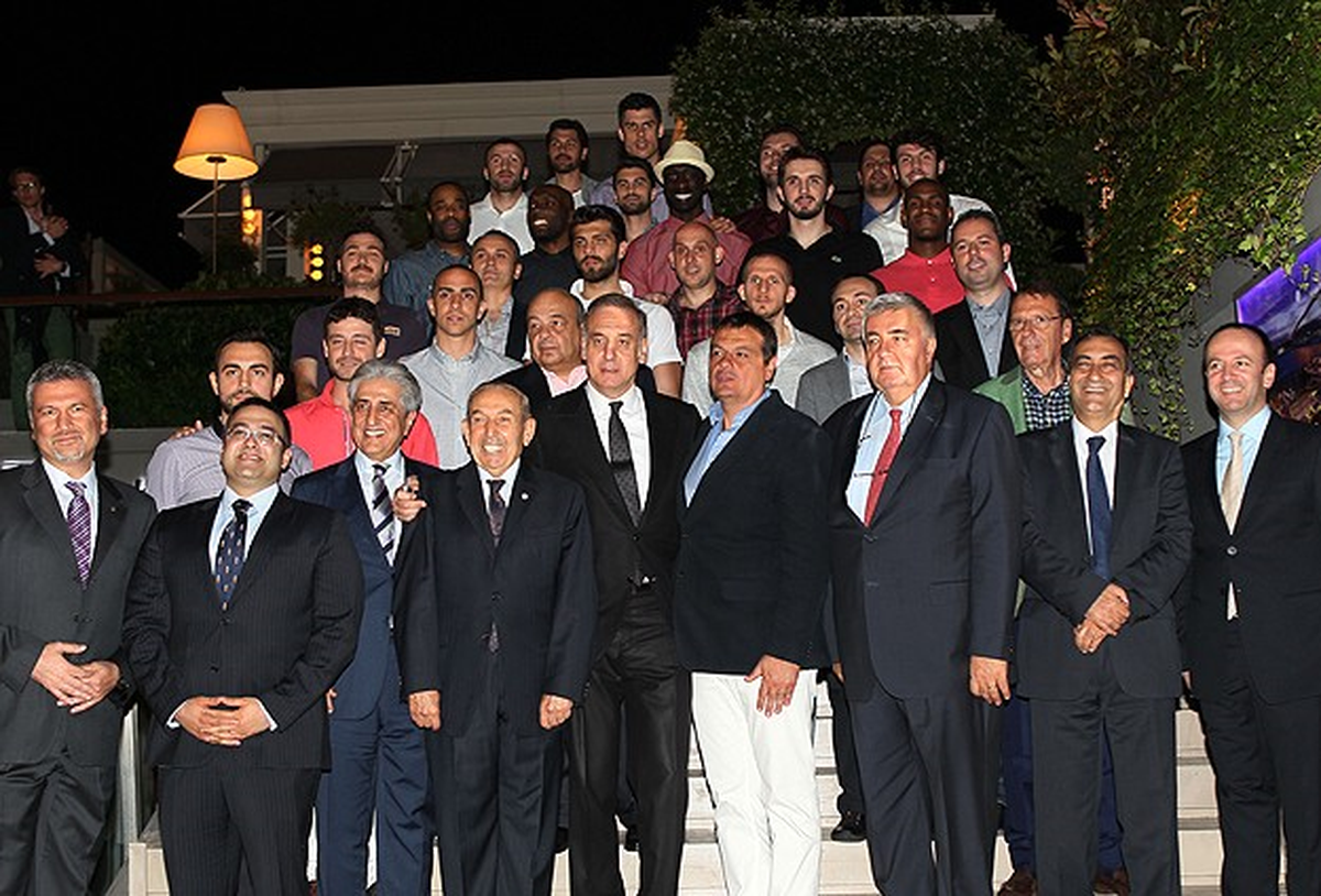 Galatasaray Yönetiminden Basketbol Takımına Yemek