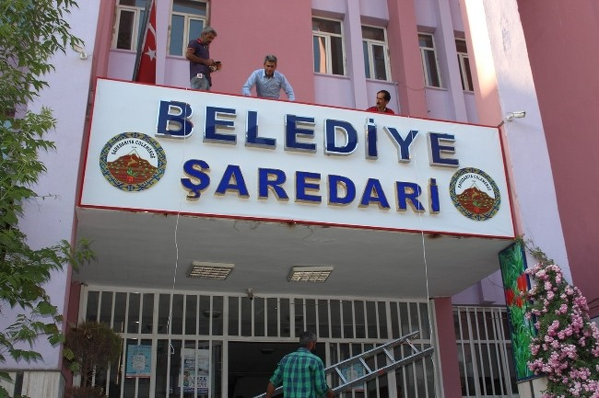 Hakkari Belediyesi\'nden Türkçe Kürtçe Tabela