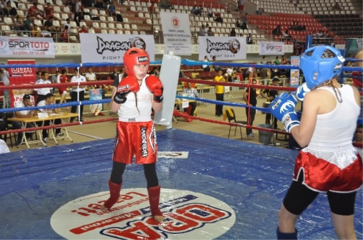 Kickboks Türkiye Şampiyonası\'nın İlk Gününde Gaziantep Şampiyon Çıkardı