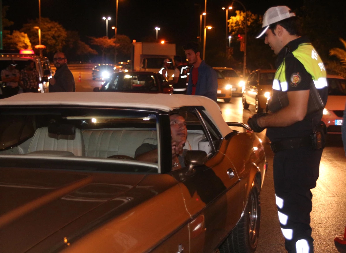 Polis, Bağdat Caddesi\'nde Modifiyeli Araçlara Uygulama Yaptı