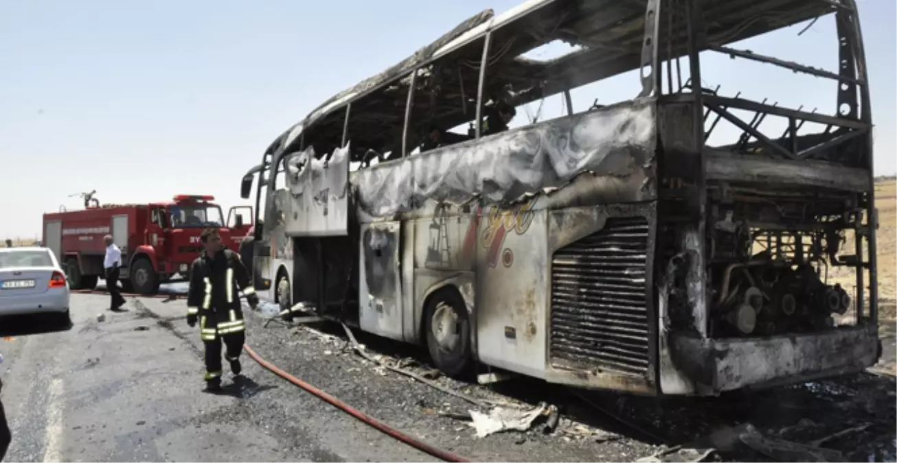 Şanlıurfa\'da Yolcu Otobüsü Alev Alev Yandı