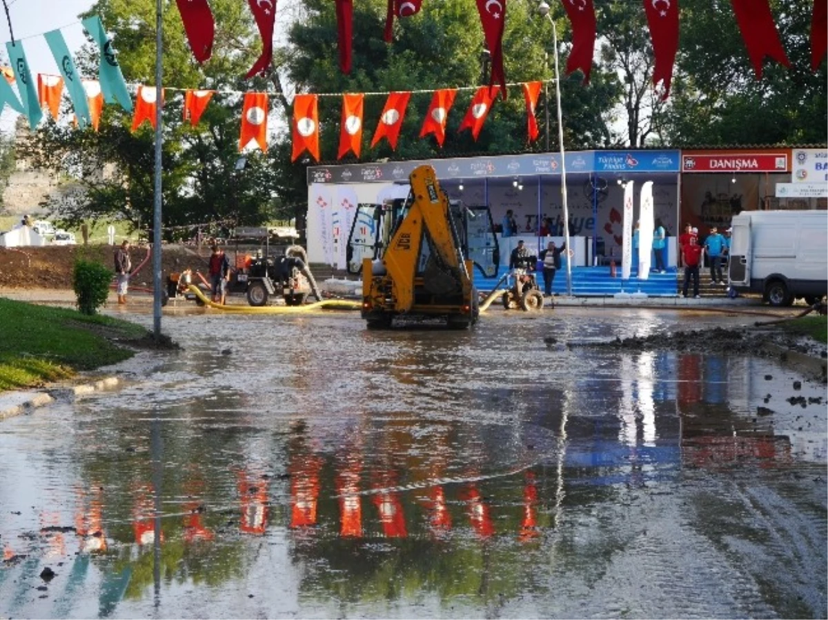 Sarayiçi\'ne Giren Suyun Tahliye Çalışmaları Sürüyor