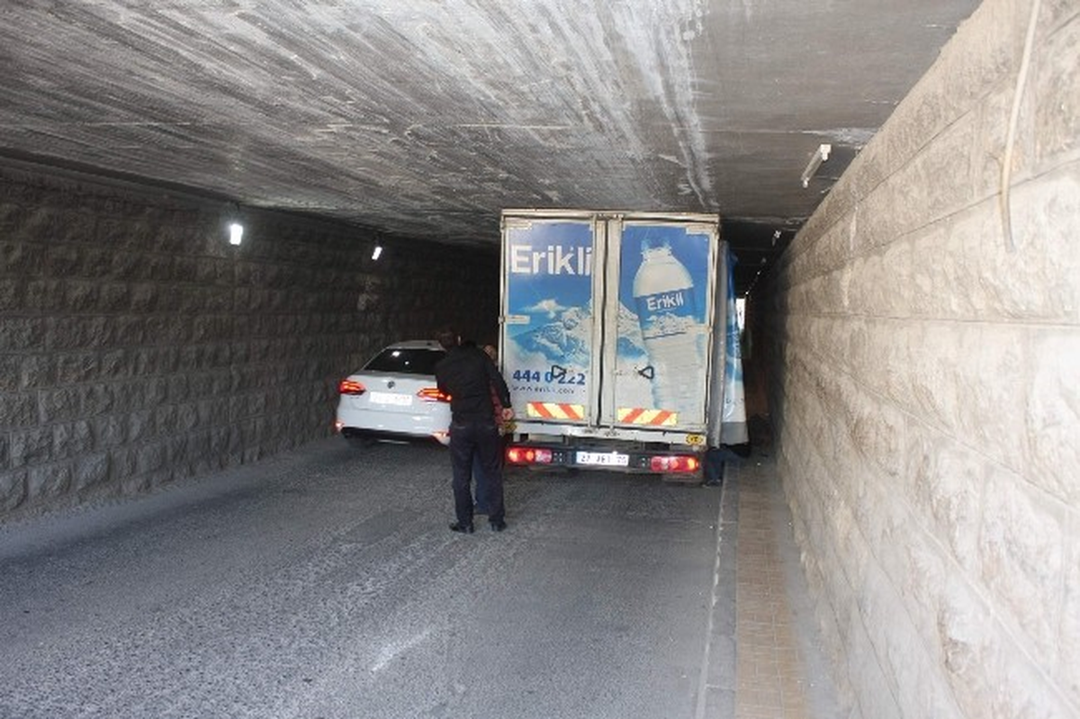 Su Yüklü Kamyonet Alt Geçitte Sıkıştı