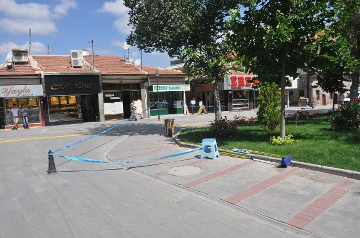 Karaman\'da Şüpheli Çanta Fünye ile Patlatıldı