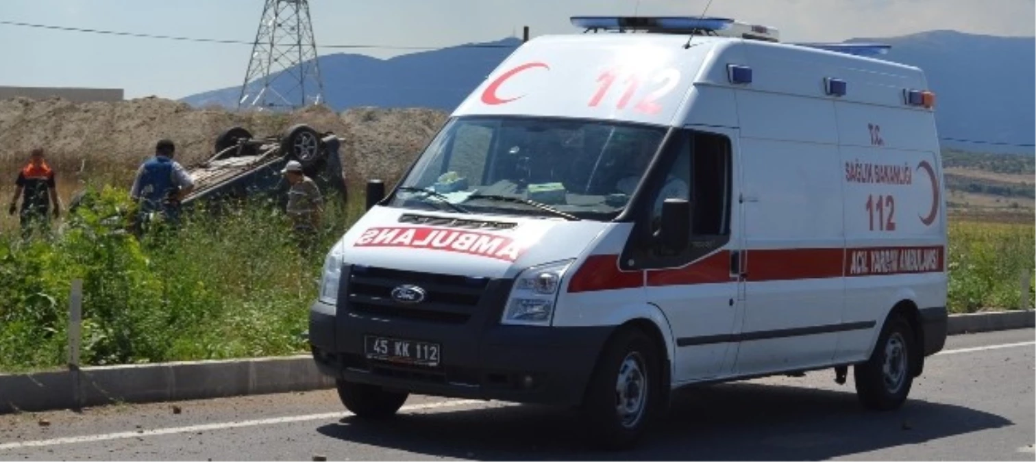 Turgutlu\'da Hafif Ticari Araç Takla Attı: 3 Yaralı