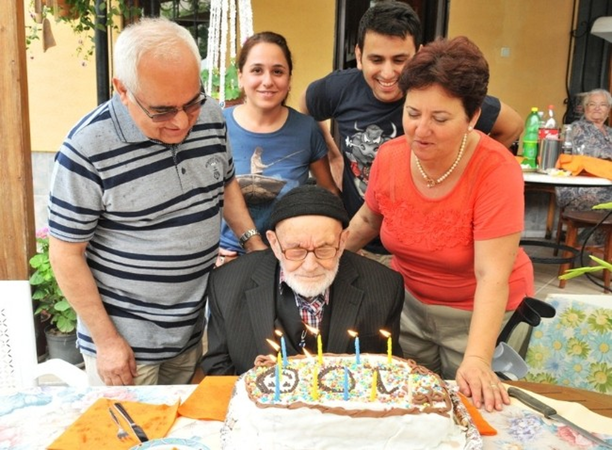 100 Yaşındaki Şahin Dedeye Sürpriz Doğum Günü Partisi