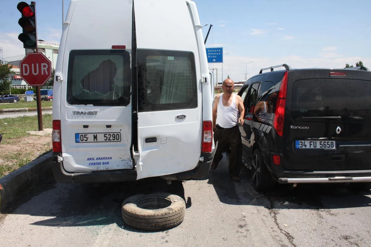 Amasya\'da Otomobil Minibüse Çarptı: 4 Yaralı