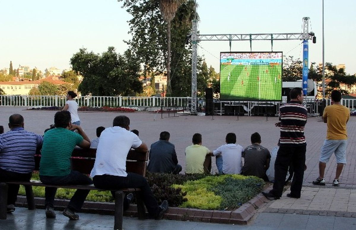 Antalya Büyükşehir Belediyesi\'nden Turistlere Dünya Kupası Jesti