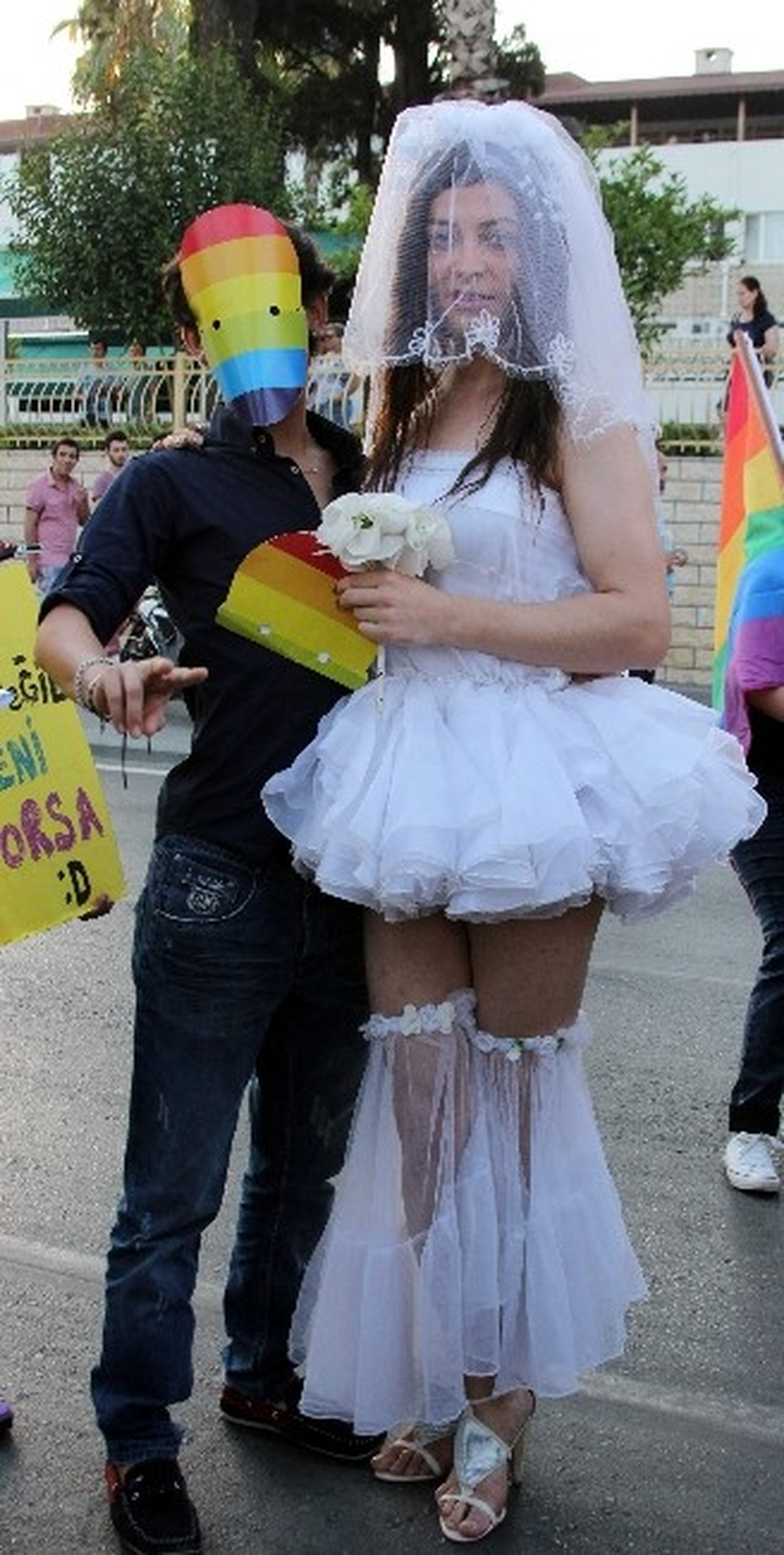 Antalya\'da Lgbti Üyelerinden Yürüyüş