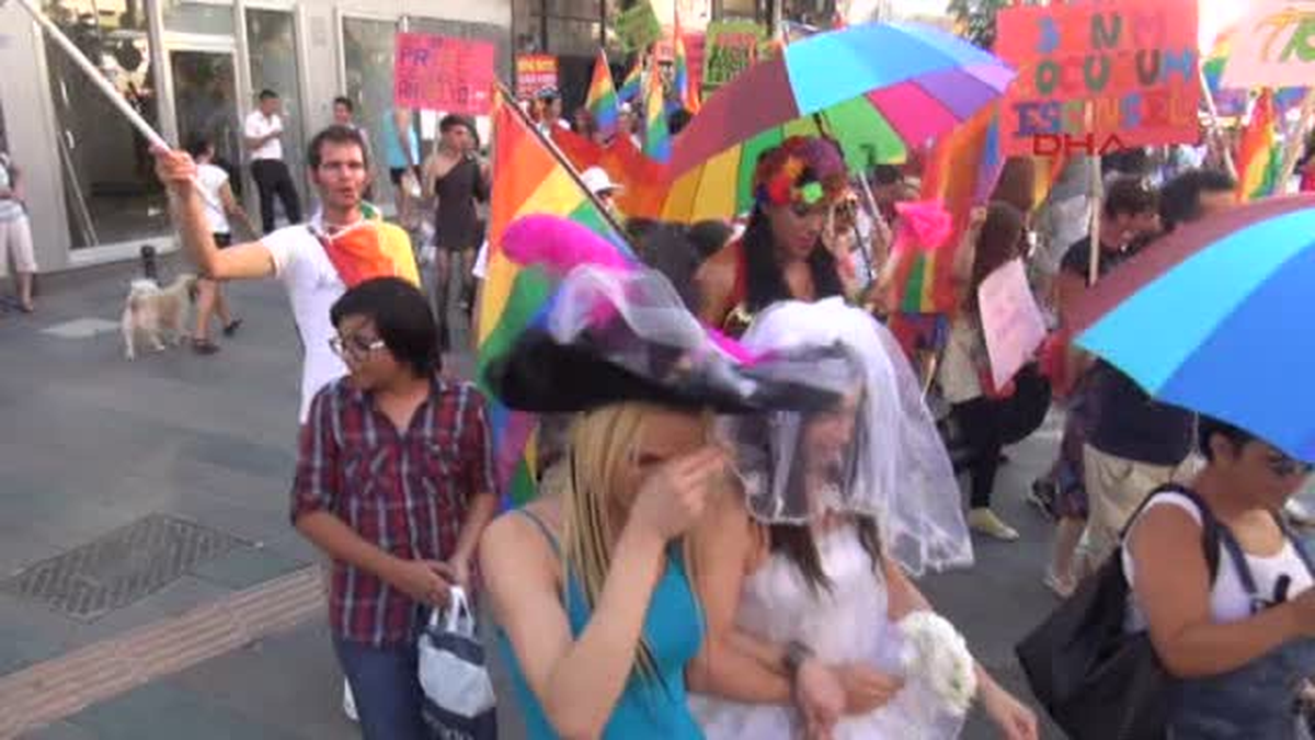 Antalya\'da Lgbtq Yürüyüşü