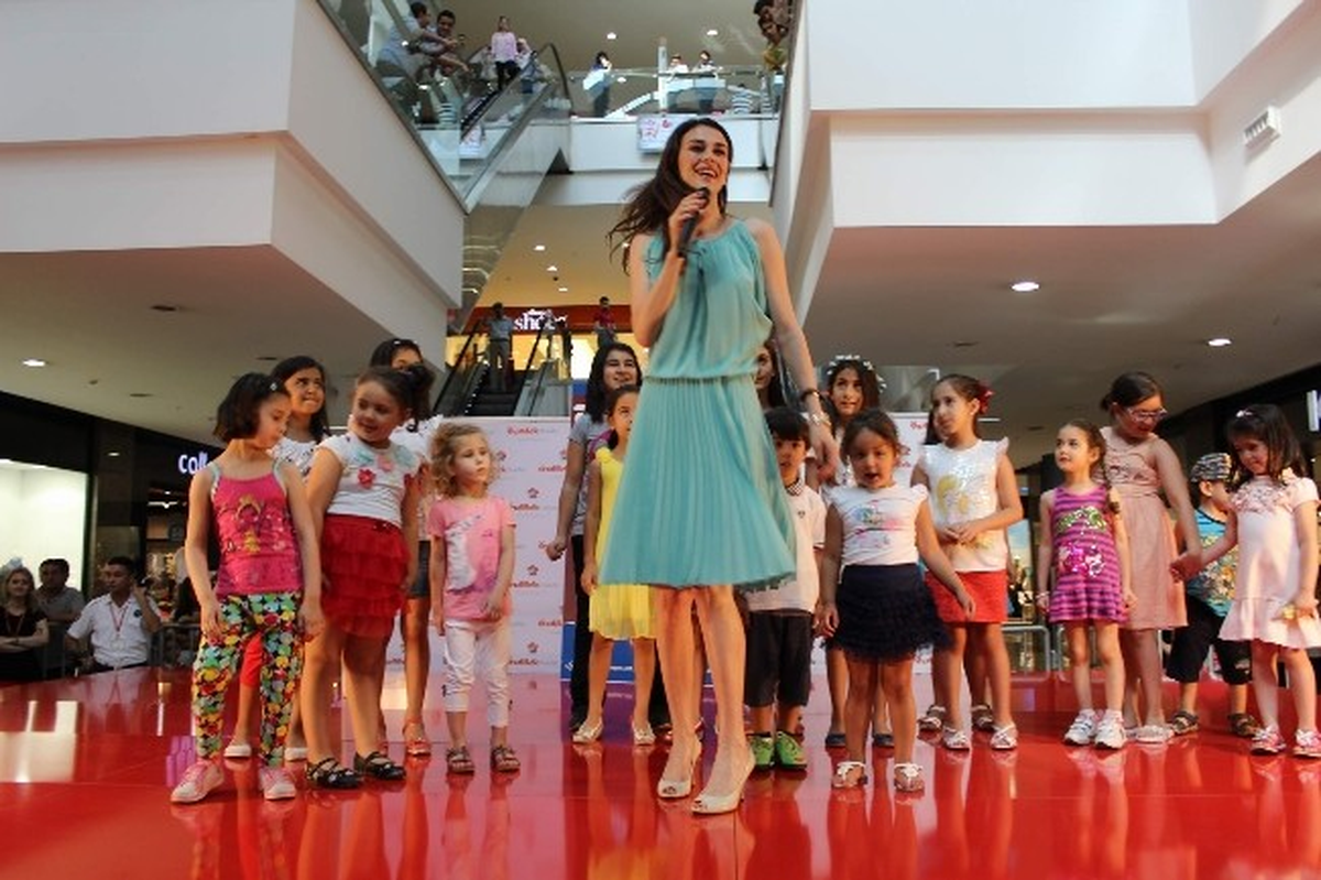 Ayşe Hatun Önal\'ın İmza Günü