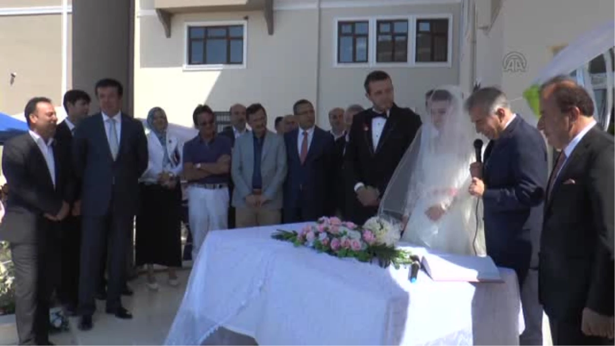 Bakan Zeybekci nikah şahitliği yaptı -
